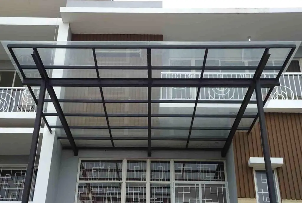 Teras depan Minimalis dengan Kanopi Transparan