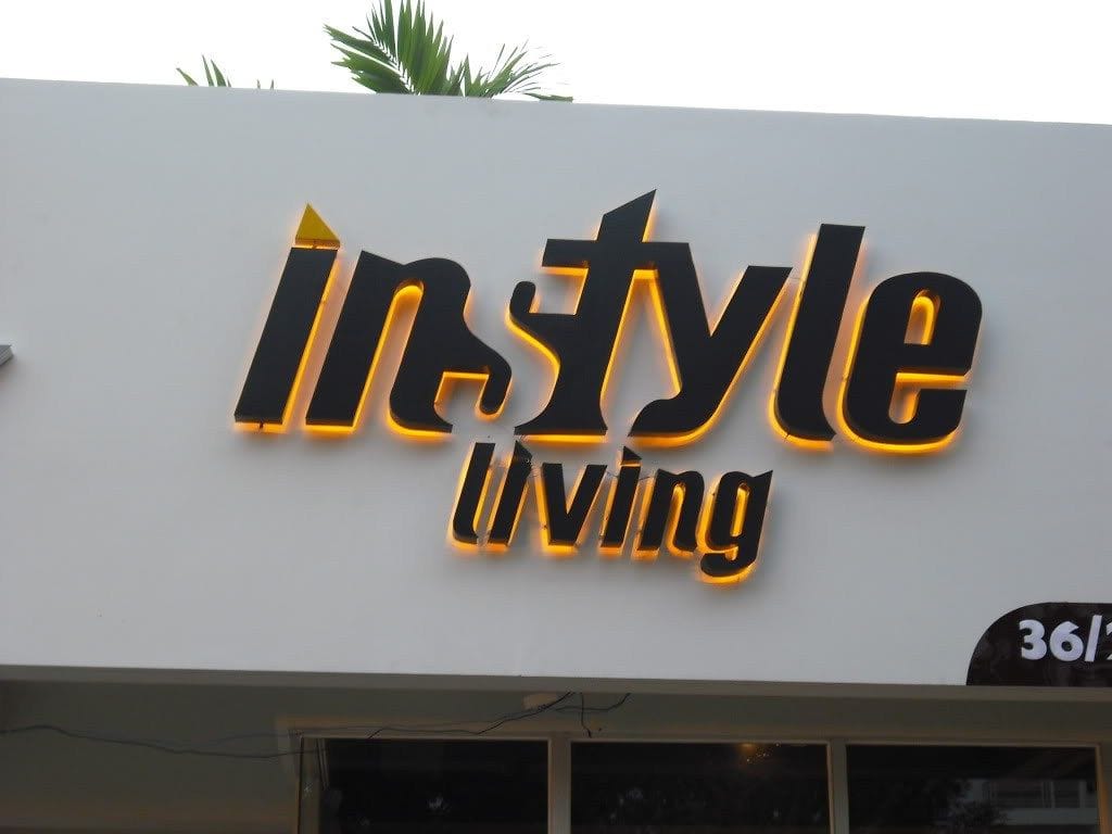 huruf timbul dan neon box