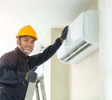 Cuci AC vs Service AC: Perbedaan & Waktu yang Tepat!