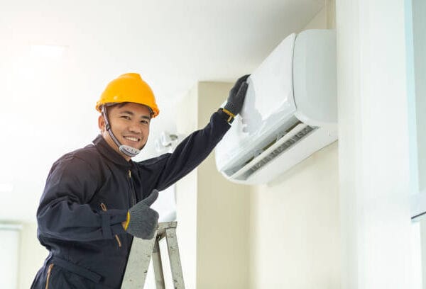 Cuci AC vs Service AC: Perbedaan & Waktu yang Tepat!