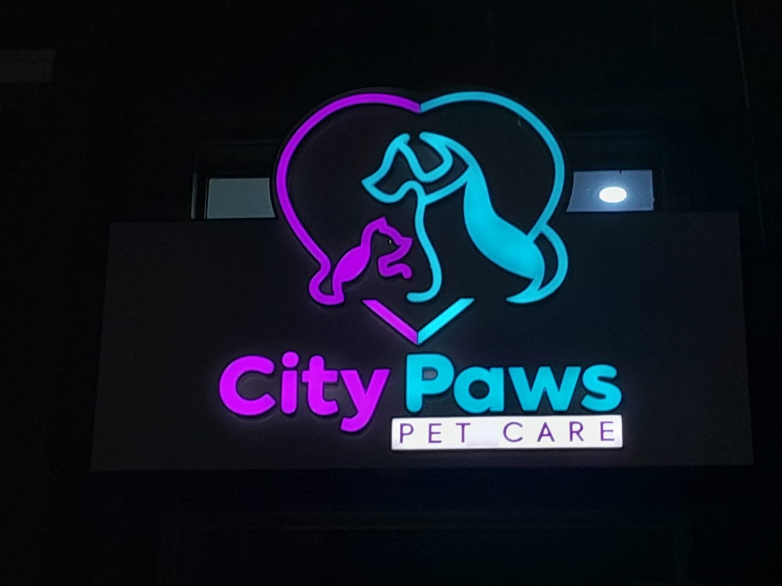 Kombinasi Huruf Timbul & Neon Box untuk Toko Modern