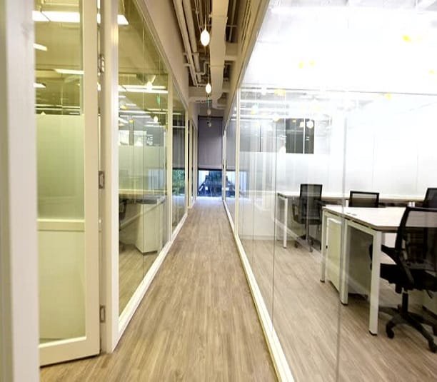 Partisi Kaca Ruangan Membagi ruangan tanpa membuat terasa sempit.